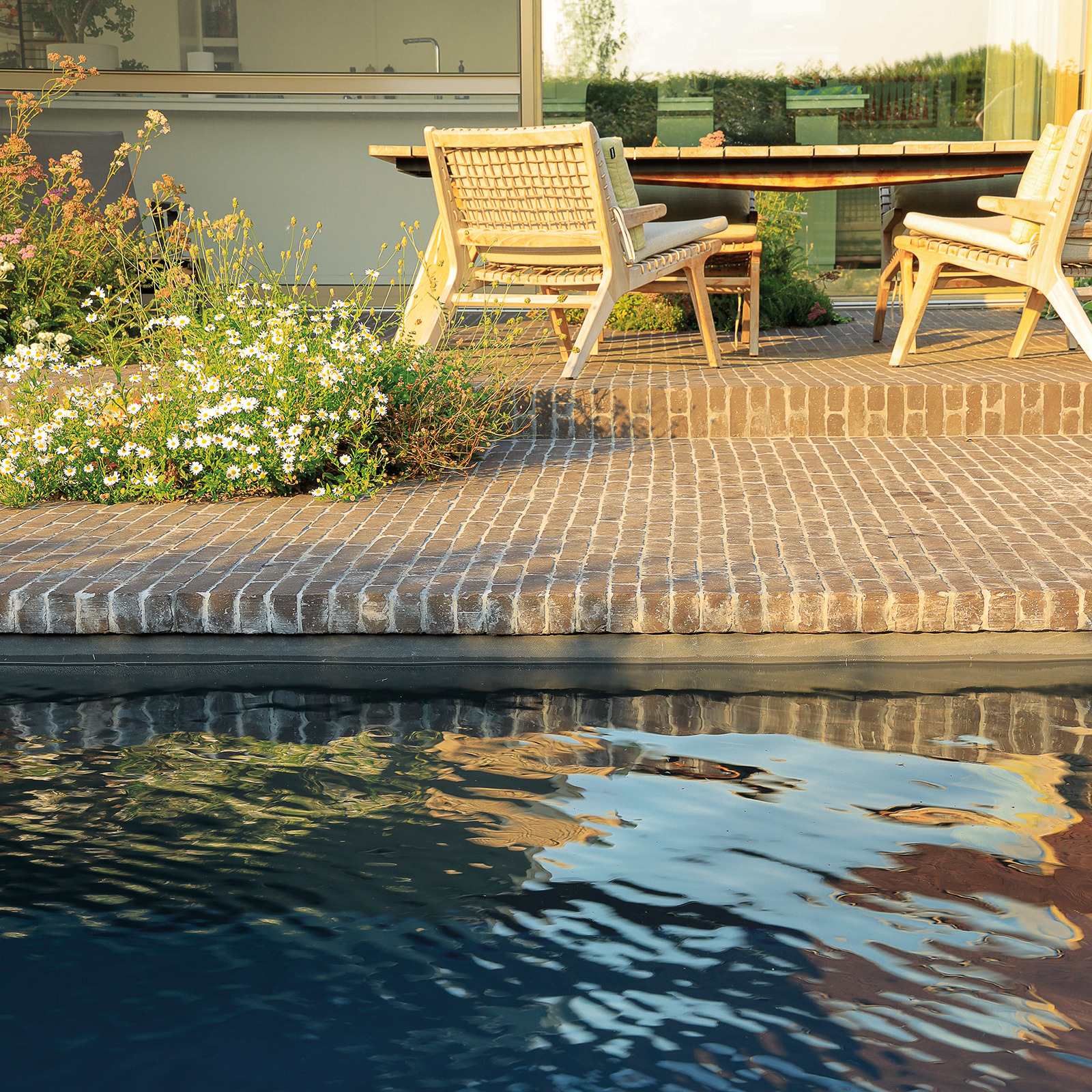 modern-house-with-garden-swimming-pool-and-wooden--PXH34K3